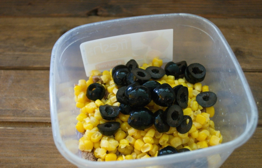 1. Этап. Салат Новый век: Маслины нарезать колечками.