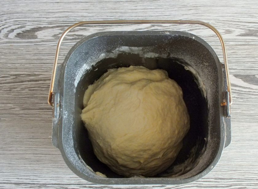 1. Этап. Пончики в хлебопечке: Наблюдайте за замесом, если тесто прилипает, добавьте немного муки, но не более указанного количества. Влейте 2 ст.л. растительного масла. Как только образуется комок теста, закройте крышку и дождитесь окончания процесса. После звукового сигнала включите еще раз программу 