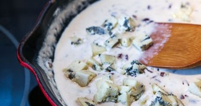 1. Этап. Куриная грудка под сырным соусом: В конце добавьте разломленный сыр. Готовьте соус ещё несколько минут, чтобы сыр равномерно распределился.