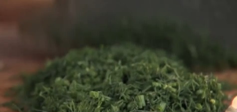 1. Этап. Сало с зеленью и чесноком: Мелко нарезаем укроп.