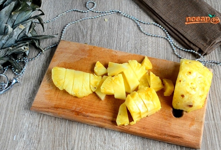 1. Этап. Курица, запеченная с ананасами: Оставшуюся часть ананаса мелко нарезаем.