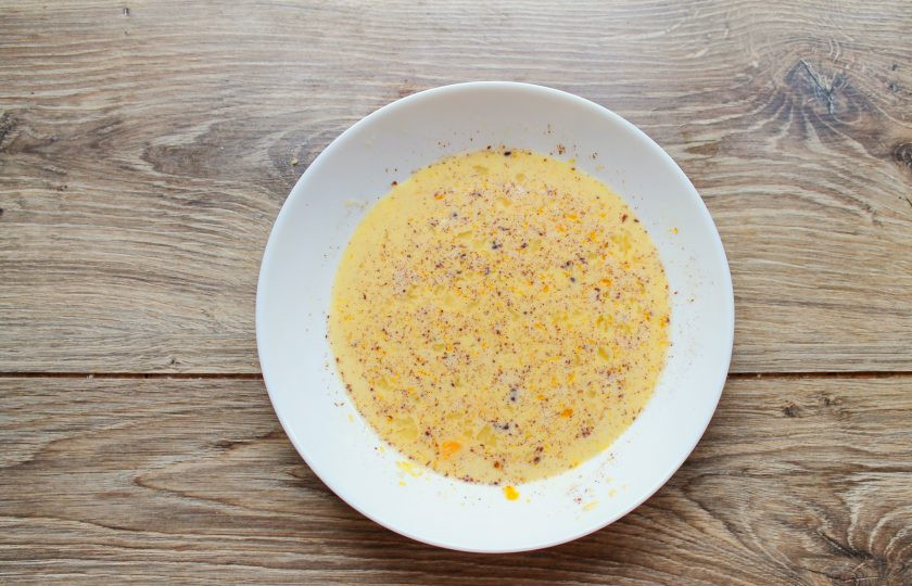 1. Этап. Французские гренки с корицей: В миску с яичной массой влейте молоко и перемешайте.