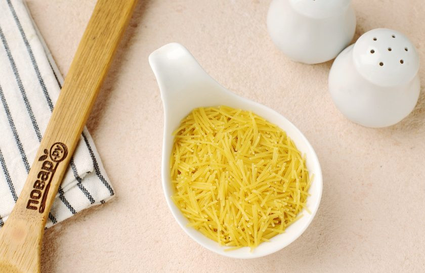 1. Этап. Суп на завтрак: Когда картофель будет готов, добавьте лапшу и содержимое сковороды. Отрегулируйте на соль и готовьте 3 минуты.