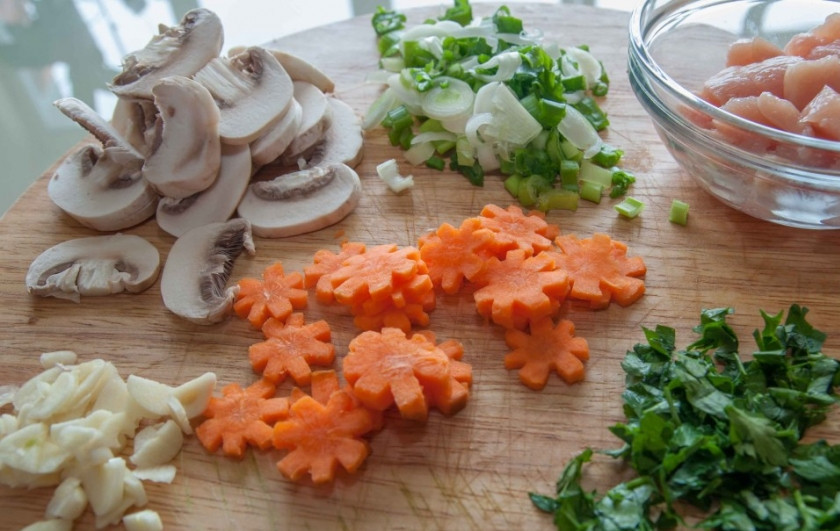 1. Этап. Паста с куриной грудкой: Порежьте овощи, грибы, курятину и зелень.