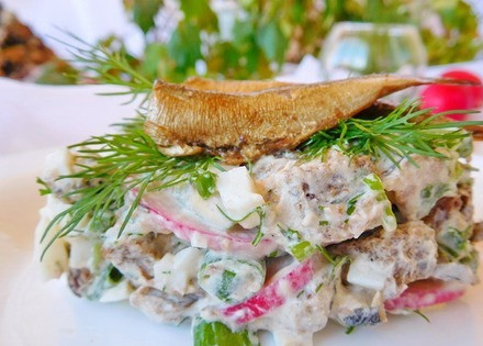 1. Этап. Салат со шпротами и яйцами: Присыпаем салат сухариками. Заправляем сметаной или майонезом. Выкладываем на тарелку порционно, украшаем свежей зеленью и цельными шпротами. Приятного аппетита!