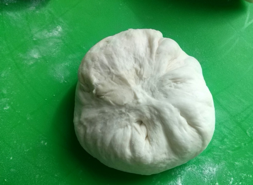 1. Этап. Багет классический: Слегка разомните кусочек в лепешку, стараясь не раздавить пузыри в тесте. Соберите края лепешки в центр, переверните и слегка округлите.