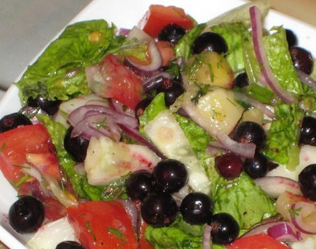 1. Этап. Салат со смородиной: Перед подачей добавьте специи и смородину. Вот такой быстрый салат со смородиной. Приятного аппетита!