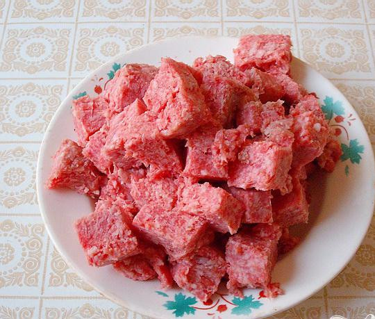 1. Этап. Рулеты из лаваша с квашеной капустой и мясом: 2. Теперь займемся приготовлением фарша. Фарш можно сделать заранее, а можно купить готовый. Можно мясо просто нарезать маленькими кусочками (только если оно свежее).