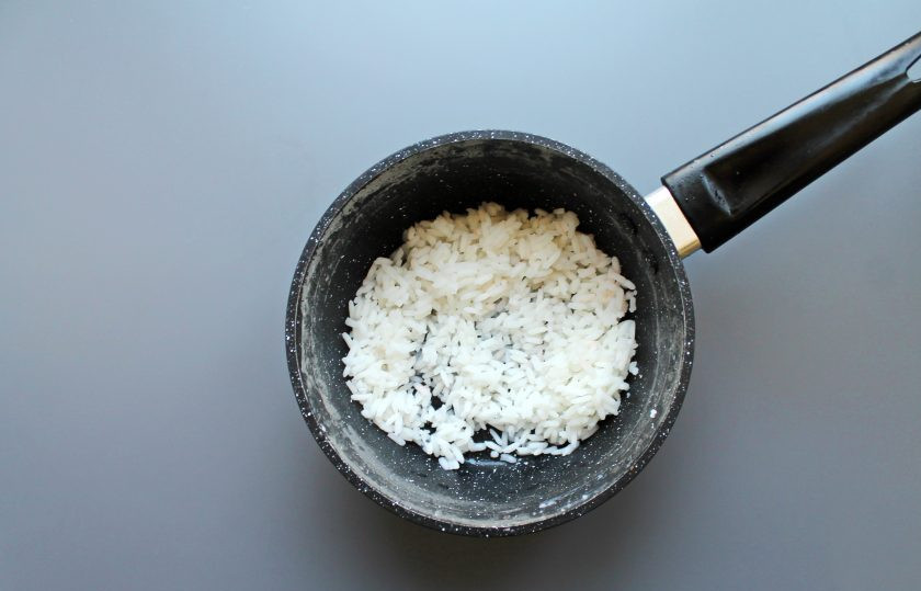 1. Этап. Голубцы в стеблях лука порея: Рис промойте и отварите на среднем огне в течение 5 минут, откиньте на сито.