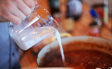 1. Этап. Говядина в болонском соусе: Добавляем стакан молока.