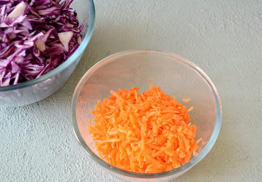 1. Этап. Квашеная краснокочанная капуста: Морковь натрите на крупной тёрке.