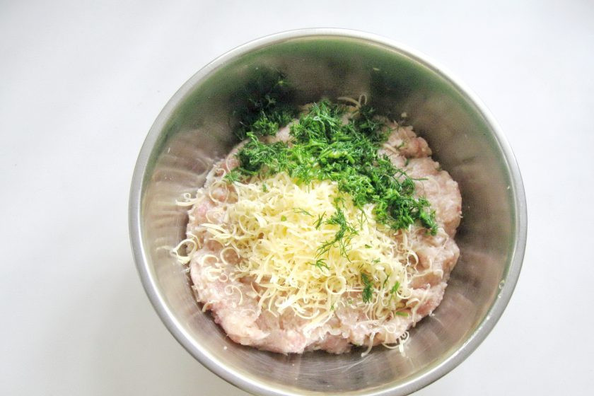 1. Этап. Котлеты из свинины с сыром и укропом: Мелко нарежьте укроп и и тоже добавьте в фарш.