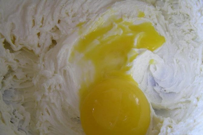 1. Этап. Паска из кукурузной муки: 1. Для начала размягчите сливочное масло, после чего смешайте его с сахарной пудрой. Взбивайте массу до такого состояния, пока пудра полностью не растворится и масса не станет однородной. Постепенно добавляйте желтки и продолжайте взбивать.