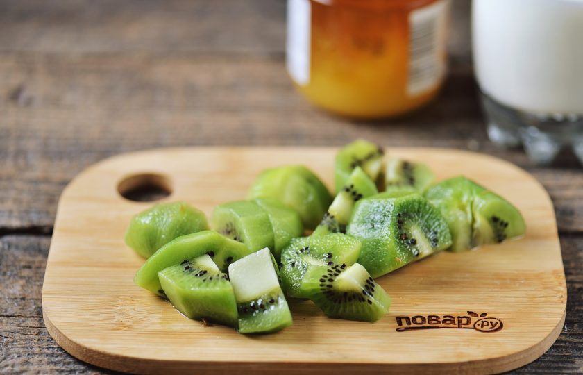 1. Этап. Коктейль Киви и молоко: Киви почистите от кожуры, порежьте небольшими ломтиками.