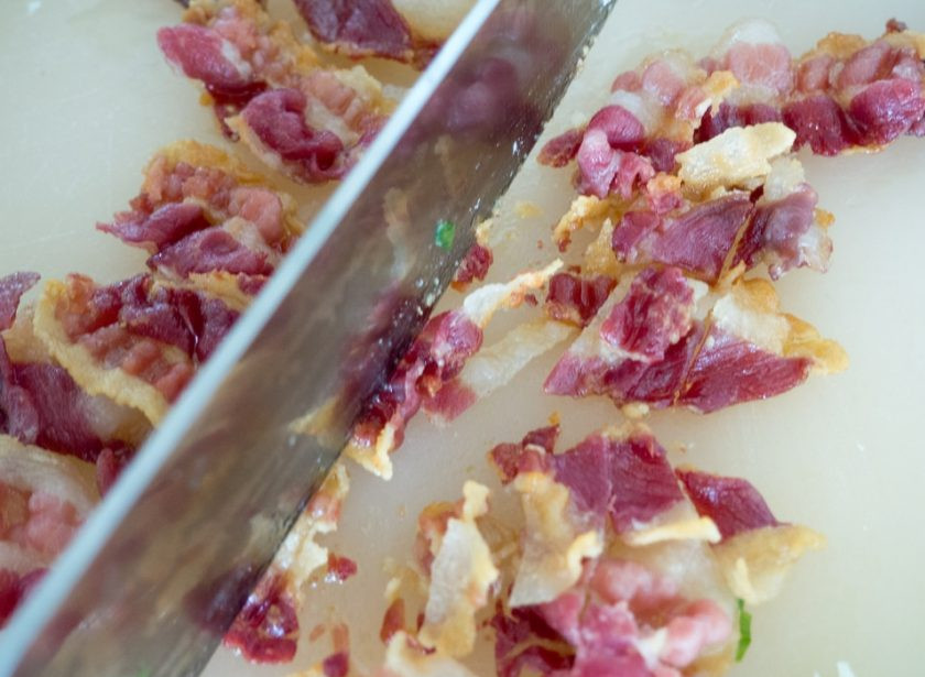 1. Этап. Яичные облака: 6. Отдельно мелко нашинкуйте и обжарьте бекон (пару минут).