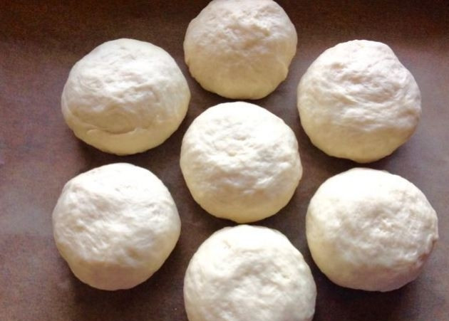 1. Этап. Хлебная Ромашка: Разделите тесто на 7 равных частей. Из каждого кусочка сформируйте колобки и выкладывайте на пергаментный лист бумаги в виде цветка на небольшом расстоянии друг от друга.