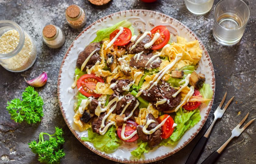 1. Этап. Теплый салат с печенью и омлетом: Приятного аппетита!