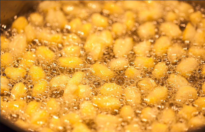 1. Этап. Чак-чак без водки: Теперь налейте много растительного масла в сковороду, доведите его до максимальной температуры и обжарьте кусочки теста до красивого желтого цвета.