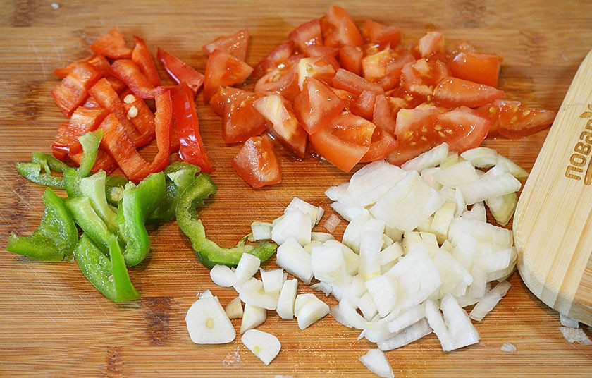 1. Этап. Цыпленок Чилиндрон по-арагонски: Все овощи нарежьте.