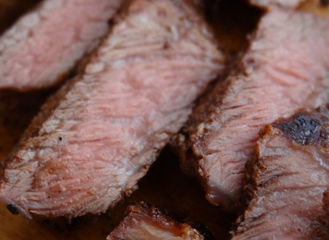 1. Этап. Говядина в кефире: Мясо жарим по 6-7 минут с каждой стороны. Переворачиваем один раз.