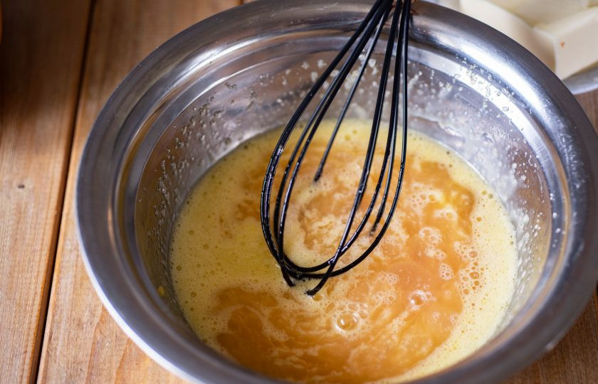 1. Этап. Грейпфрутовый курд: Добавьте к яичной смеси сок, перемешайте.