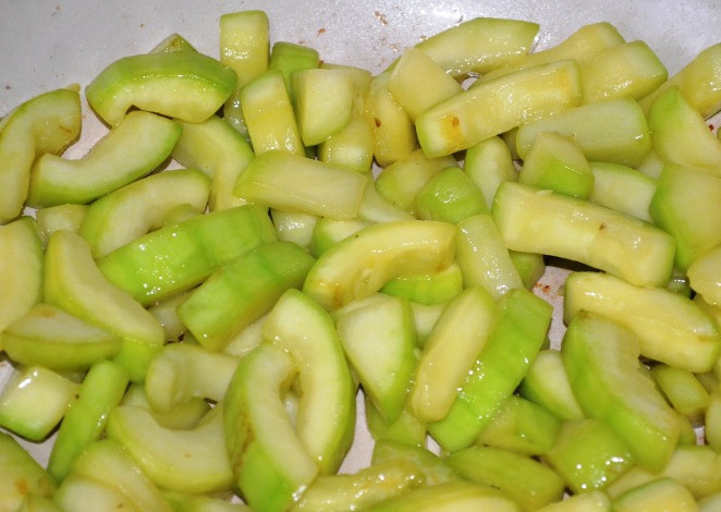 1. Этап. Соте из баклажанов и кабачков: Затем кабачки.
