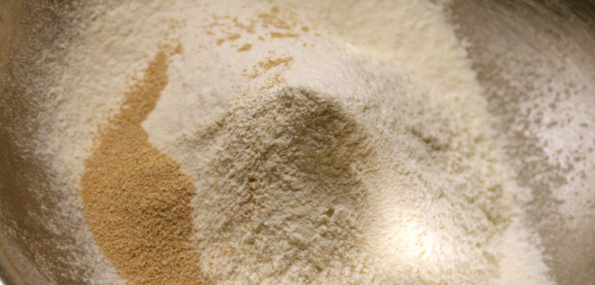 1. Этап. Расстегай с красной рыбой: Воду нагрейте до 45-50°С. Затем 200 граммов муки смешайте с водой, добавьте дрожжи и соль. Оставьте смесь на 15 минут, чтобы дрожжи начали действовать.