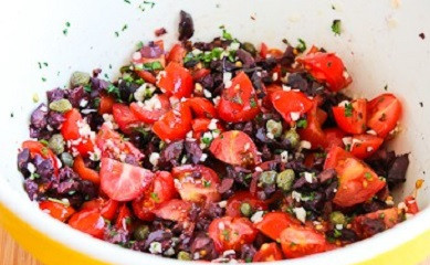 1. Этап. Рыба кусочками, запеченная в духовке: 3. При желании в таком виде можно отправлять рыбку в духовку, однако в данном случае, это только начало. В глубокой мисочке соедините нарезанные четвертинками черри, измельчите оливки (маслины), а также нарежьте мелко красный лук. Добавьте каперсы, измельченный чеснок, посолите и поперчите по вкусу.