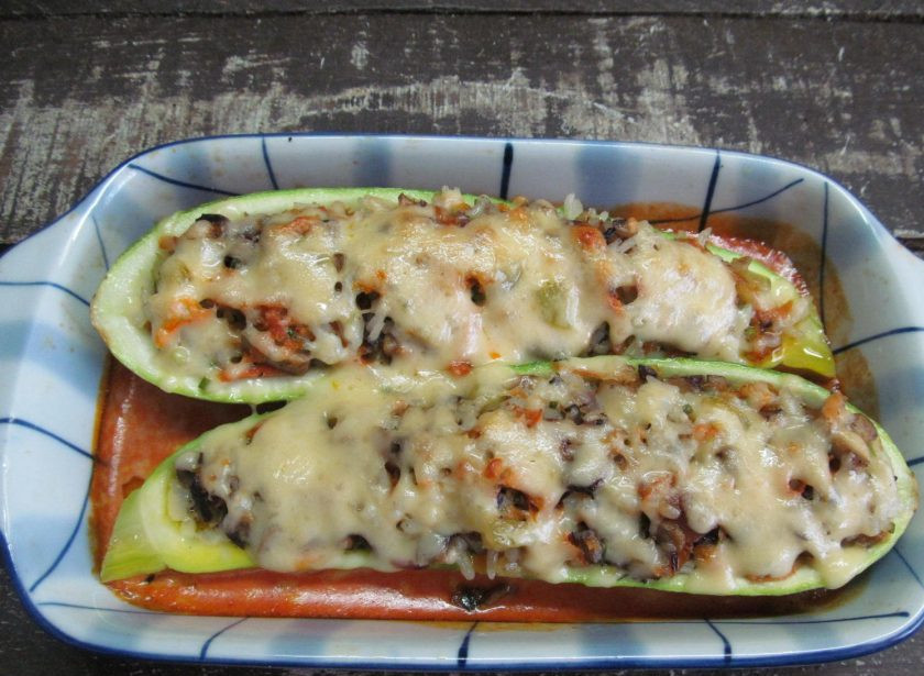 1. Этап. Кабачки с рисом и грибами: Следим на сыром. Когда он приобрел нужным вам цвет, вынимаем блюдо из духовки.