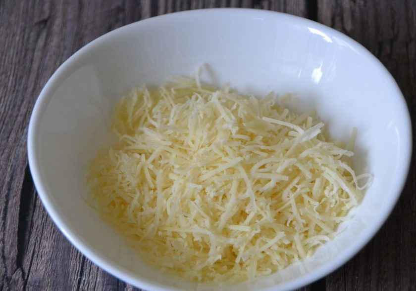 1. Этап. Ризотто с тыквой от Юлии Высоцкой: Пика ризоттто готовится, натрите на мелкой терке пармезан.