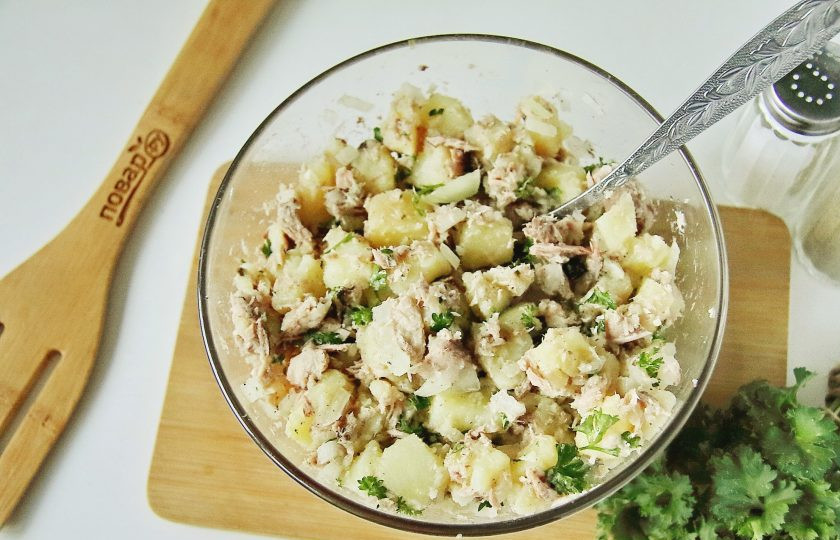 1. Этап. Рыбный салат из консервов с картошкой: Хорошо все перемешайте. Рыбный салат из консервов с картошкой готов.