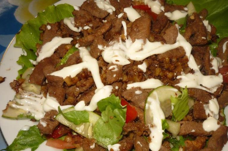 1. Этап. Салат с говядиной и орехами: Украшаем сеткой из майонеза и подаем к столу. Приятного аппетита!