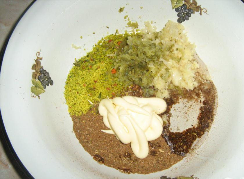 1. Этап. Буженина с маринованными огурчиками: 2. Теперь достаем маринованные огурцы, и измельчаем их (можно воспользоваться для этого чеснокодавилкой), кладем в небольшую кастрюлю или миску, затем добавляем сюда немного майонеза, и так же вливаем совсем немного растительного масла. Все хорошенько перемешиваем.