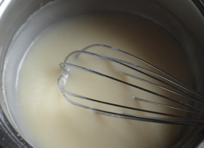 1. Этап. Торт Вишневый поцелуй: 6. Отправляем содержимое на огонь и непрерывно помешиваем. Масло взбиваем миксером, добавляем к нему загустевшую массу и взбиваем, после чего добавляем сгущенку, еще раз перемешиваем. Крем готов.