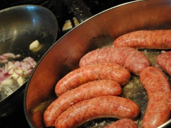 1. Этап. Купаты на сковороде: 4. Чтобы при жарке колбасы не развалились, рекомендую из сначала поместить на пару минут в кипяток. Затем - на раскаленную сковороду с маслом.