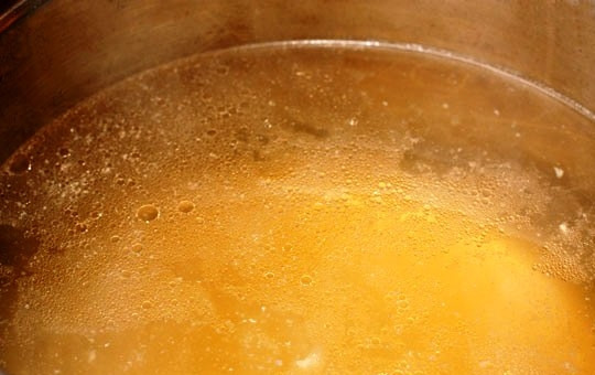 1. Этап. Лохикейто: Бульон должен получиться прозрачным. Если не получился с первого раза, процедите еще раз. Чистый бульон солим.