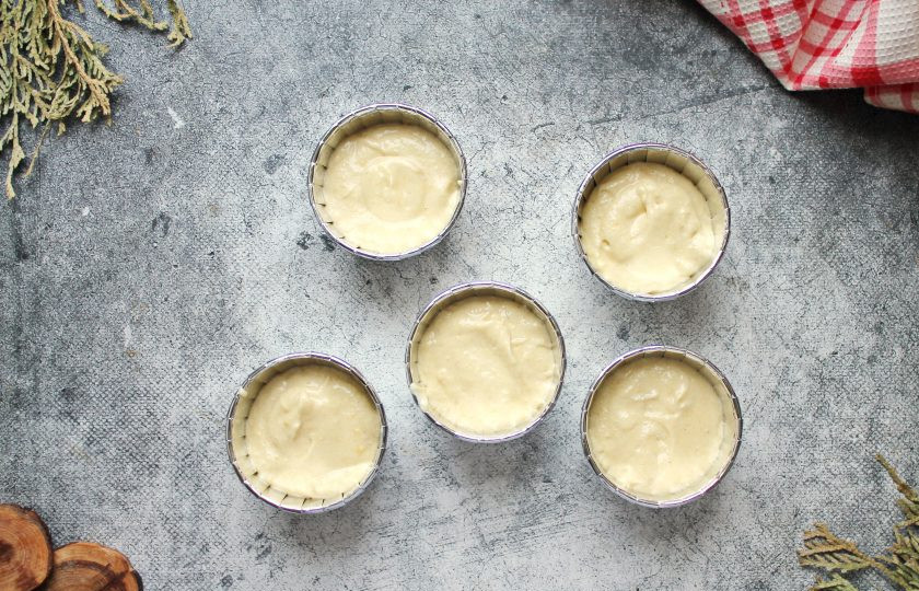 1. Этап. Миндальные капкейки: Заполните бумажные формочки для капкейков на 3/4 высоты.