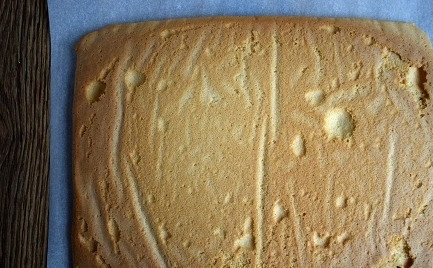 1. Этап. Медовое пирожное с начинкой: Готовый корж сражу снимайте на чистый лист.