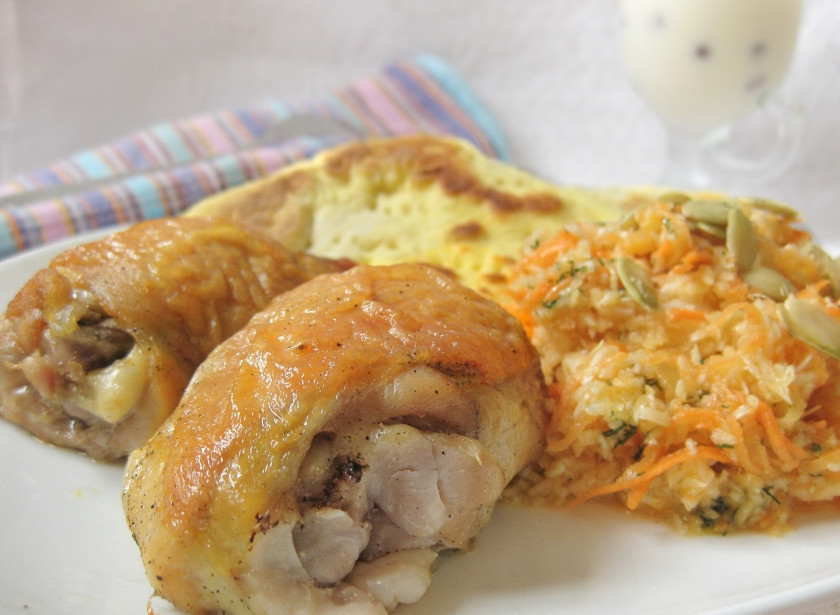 1. Этап. Карамельная курочка с овощами, лепешками и десертом: На тарелку выложить курицу, салат и лепешки.