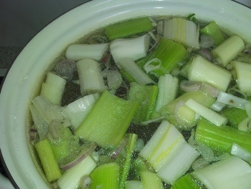 1. Этап. Постный бульон: Остальные овощи крупно порубите. Выложите их в кастрюльку, добавьте достаточное количество воды. Подождите, пока бульон начнет кипеть, и убавьте огонь до самого минимума. Бросьте в бульон перец и лаврушку. Накройте крышечкой и томите полтора часа.