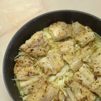 1. Этап. Минтай, запеченный в духовке: Через 20мин вынуть рыбку, добавить нарезанные помидорки, и снова поставить форму в духовку на 10мин, сняв фольгу. Если вы будете запекать в фольге, помидорки можно не добавлять.