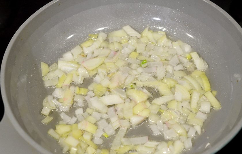 1. Этап. Рис с орехами: Лук нарежьте кубиком и обжарьте с добавлением масла.