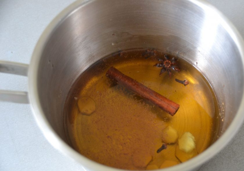 1. Этап. Безалкогольный глинтвейн на гранатовом соке: Добавьте в сотейник нарезанный имбирь и мускатный орех.