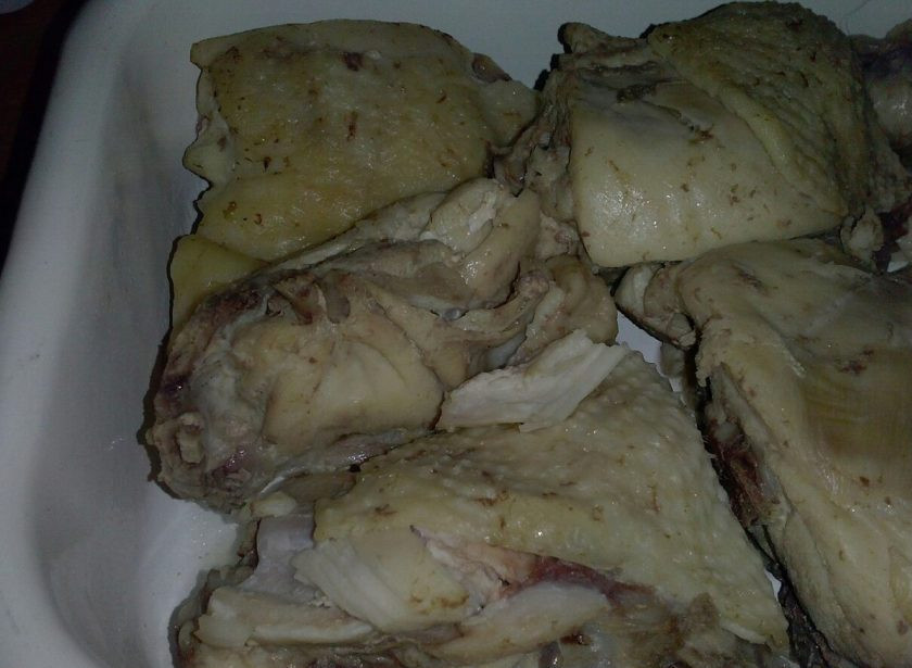 1. Этап. Салат с курицей, омлетом и корейской морковью: 1. У меня оставалась отварная курица (бедра) после приготовления домашней лапши, осталось только пожарить омлет и грибы.