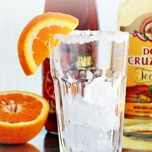 1. Этап. Коктейль Текила-санрайз: Наполнить стакан для коктейля льдом.