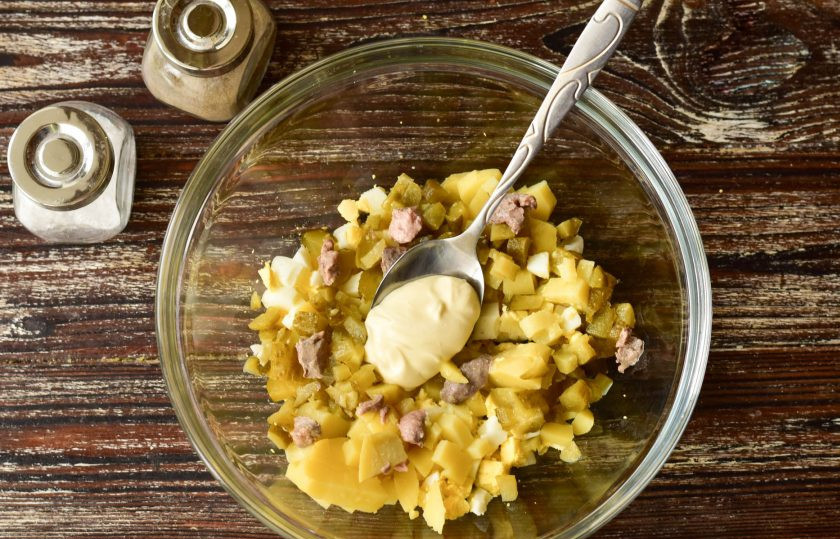 1. Этап. Оливье с печенью трески: Заправьте салат майонезом.