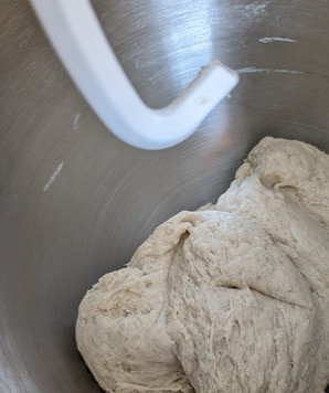 1. Этап. Морковные булочки Гулеродсбруд: Добавить теплую воду и замесить тесто. Тесто получается немного 