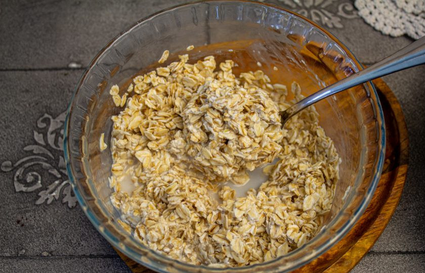 1. Этап. Пирог из овсянки без муки с бананами: К этому времени как раз хлопья набухли.