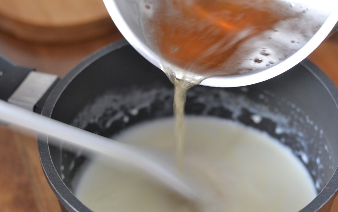 1. Stage. Dessert for my girlfriend: Take the cream off the heat, add the hot beer and the squeezed gelatin Quickly and well mix everything!