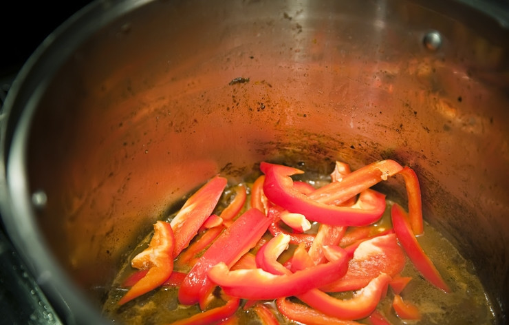 1. Этап. Говядина по-итальянски: 10. Когда мясо станет мягким и нежным, положите в кастрюлю болгарский перец. Перемешайте.